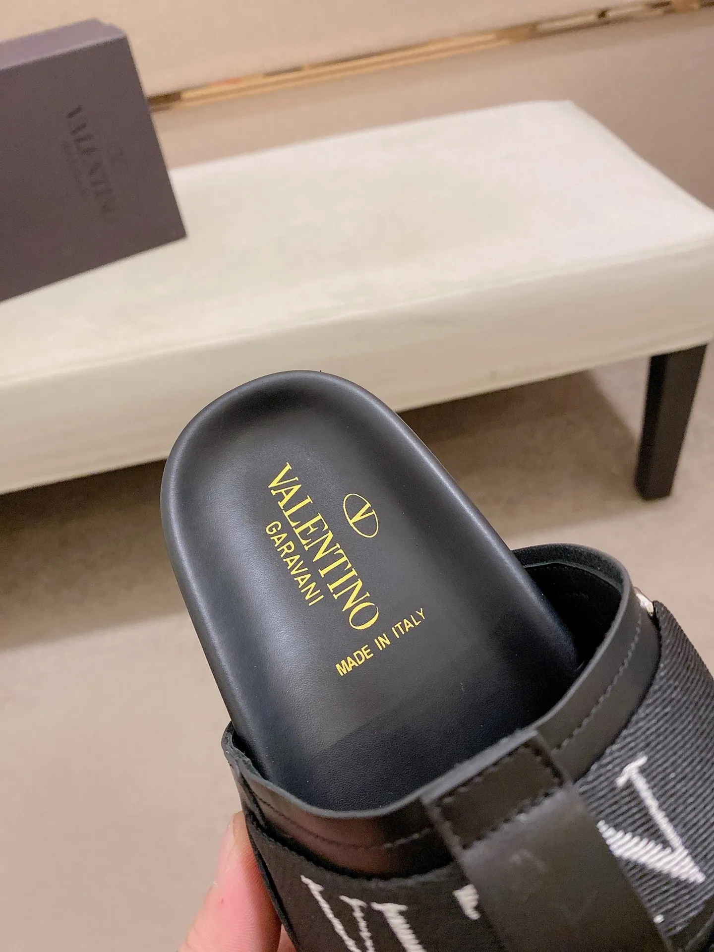Men's shoes 💰: 480💰[Valentino] New couple 👫Boutique slippers, counter quality, classic plaid, the actual workmanship is quite complex🔰The uppers are made of imported fabrics➕🐑Sheepskin lining, which tests the craftsman's craftsmanship➕original PU outsole. Size: Women’s size: 35-44. Men's size 38-44 (can be customized to size 45, non-refundable)